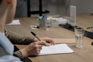 Constitution du dossier de pièces justificatives Documents administratifs et stylo posés sur un bureau